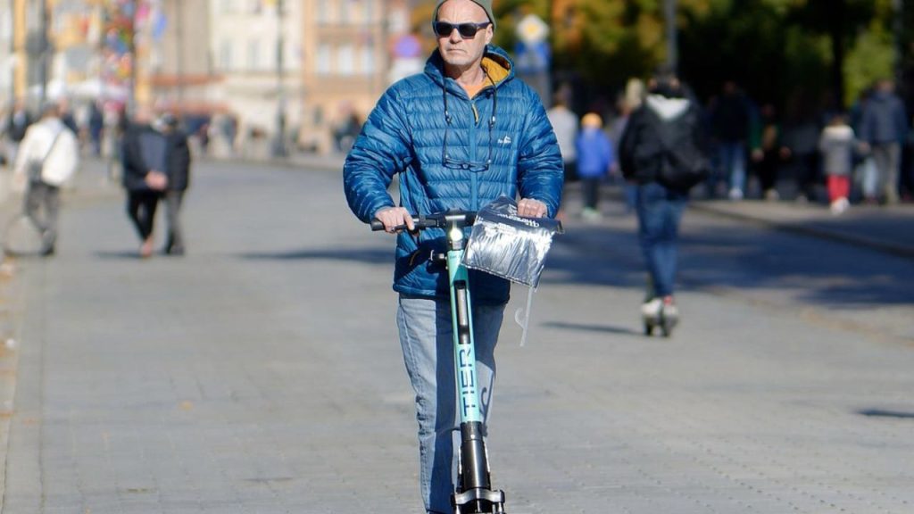 Uomo monopattino