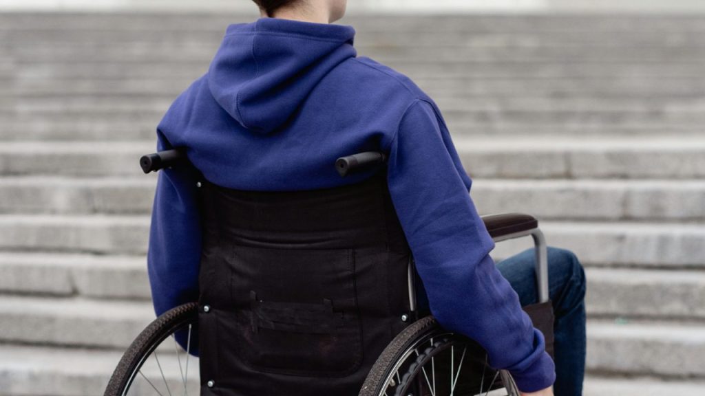 Uomo sedia rotelle