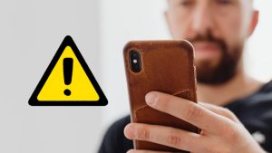 Uomo smartphone pericolo