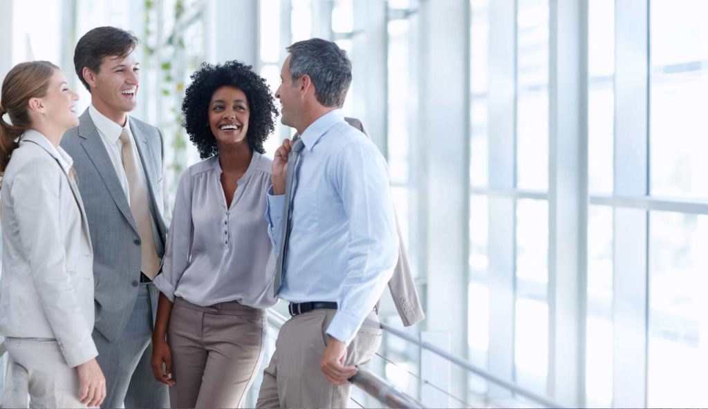 Come le emozioni modellano l’aiuto sul lavoro: una nuova prospettiva sulla leadership e la collaborazione
