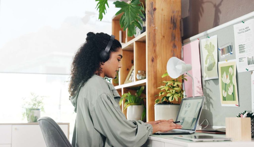 La musica fuori contesto sul lavoro riduce l’energia e peggiora le prestazioni